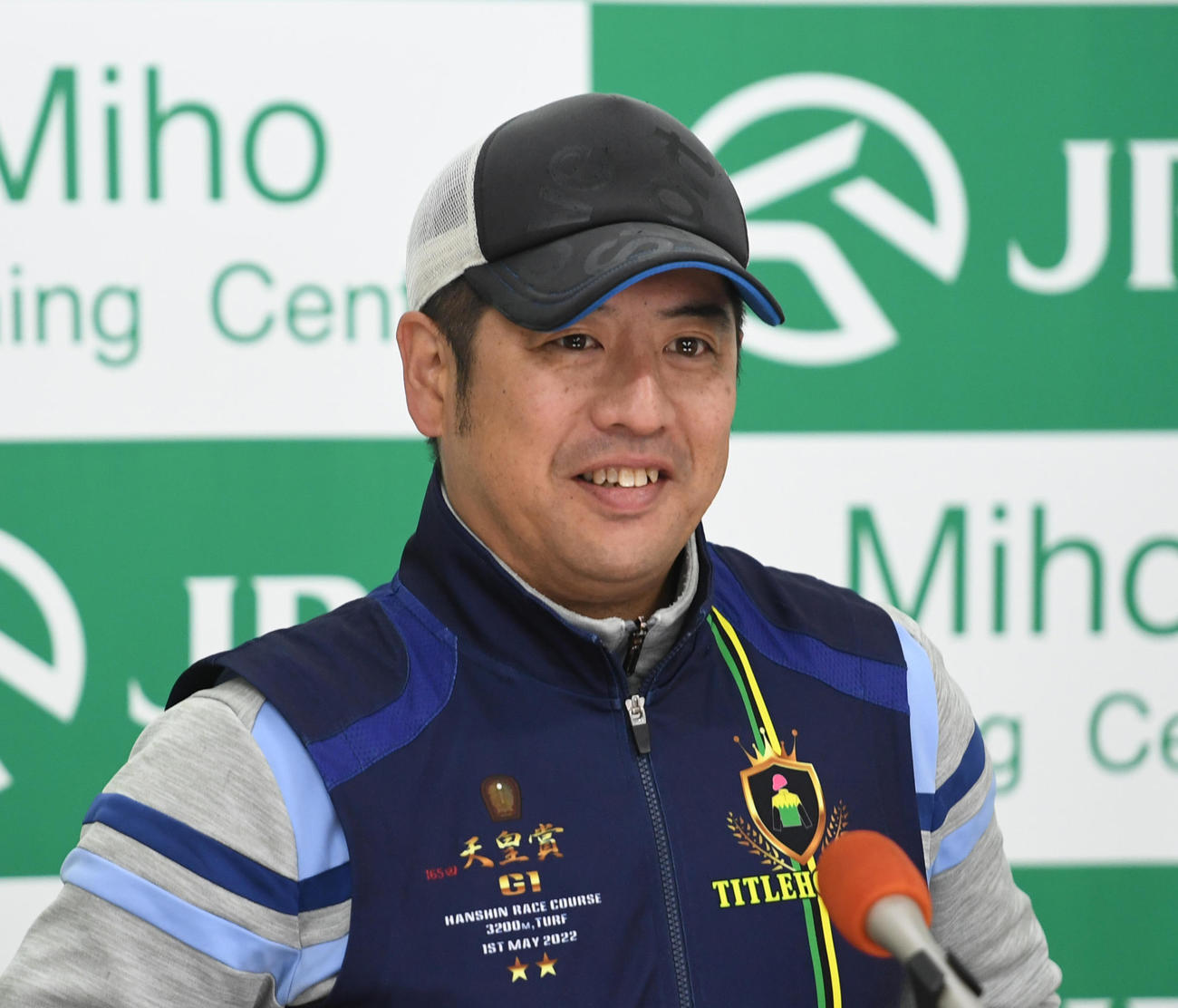 タイトルホルダーの追い切りの後、会見する栗田調教師（撮影・柴田隆二）