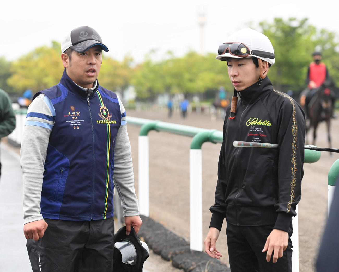 タイトルホルダーの追い切りを終えた横山和騎手（右）は栗田調教師と話す（撮影・柴田隆二）