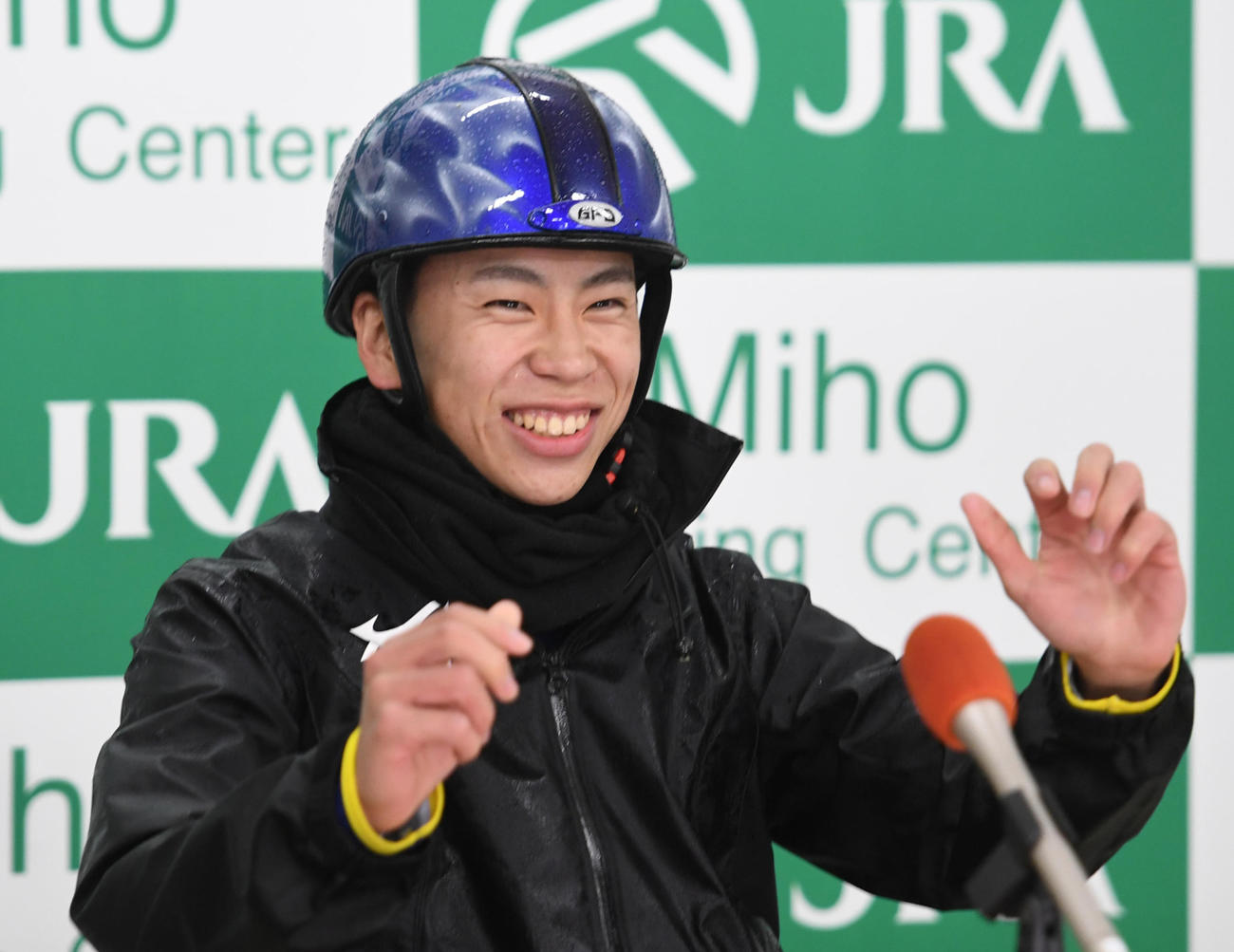 アスクビクターモアに騎乗する横山武騎手は会見で笑顔を見せる（撮影・柴田隆二）