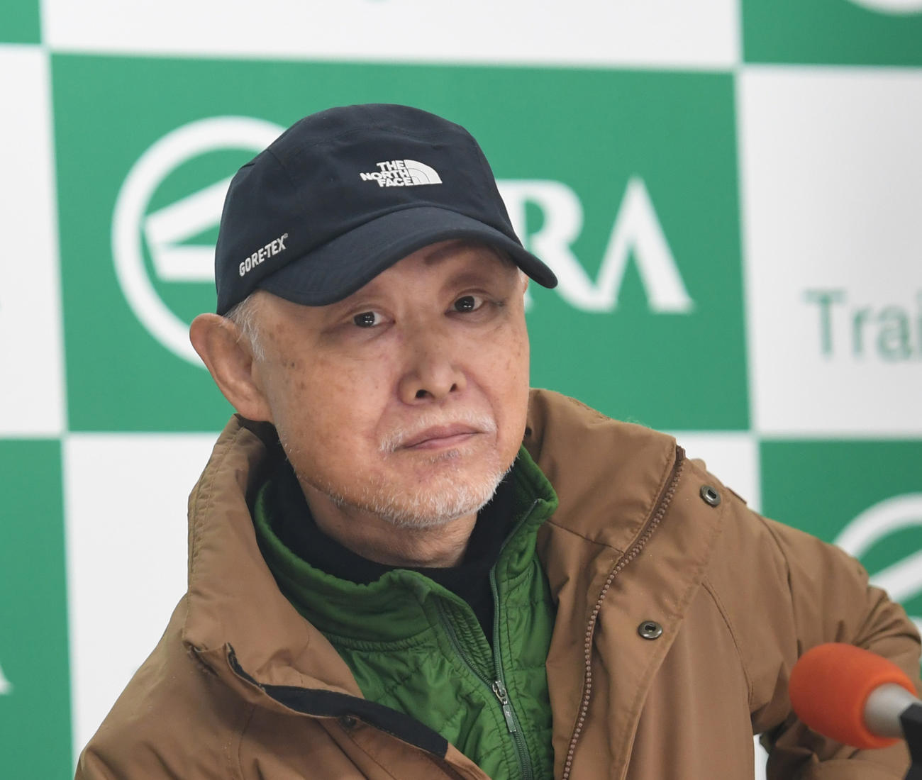 アスクビクターモアの追い切りの後、会見する田村調教師（撮影・柴田隆二）