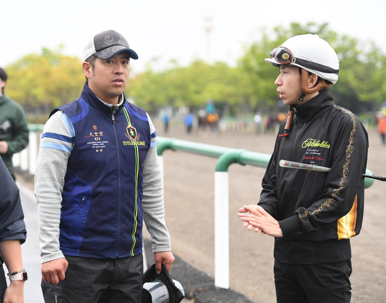 タイトルホルダーの追い切りを終えた横山和騎手（右）は栗田調教師と話す（撮影・柴田隆二）