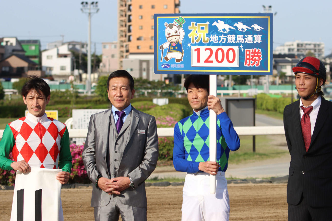 浦和8Rをロワルゼルで勝ち地方競馬通算1200勝を挙げた川崎の高月賢一調教師（左から2人目）と騎乗した矢野貴之騎手（左端）