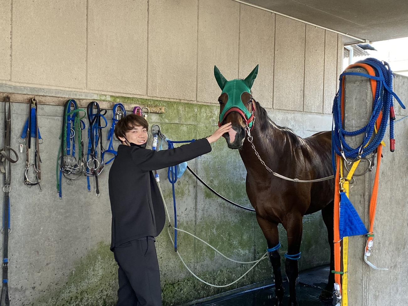 追い切り後にイグナイターの鼻筋をなでる笹川翼騎手（撮影・松本健史）