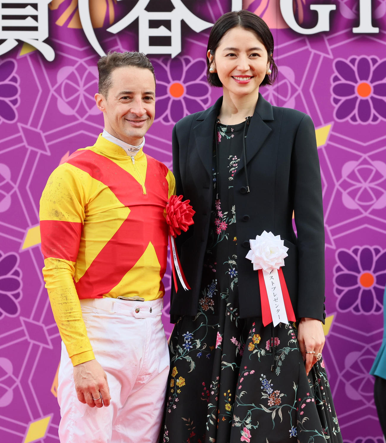 天皇賞・春を勝利したルメール騎手（左）と2ショットで写真に納まる長澤まさみ（撮影・加藤哉）