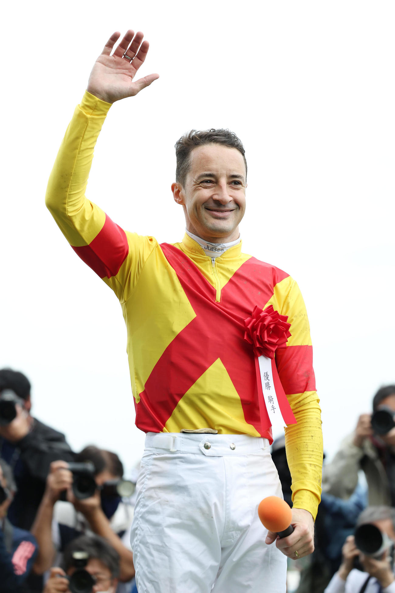 ジャスティンパレスで天皇賞・春を制し、笑顔でスタンドのファンに手を振るルメール騎手（撮影・前田充）