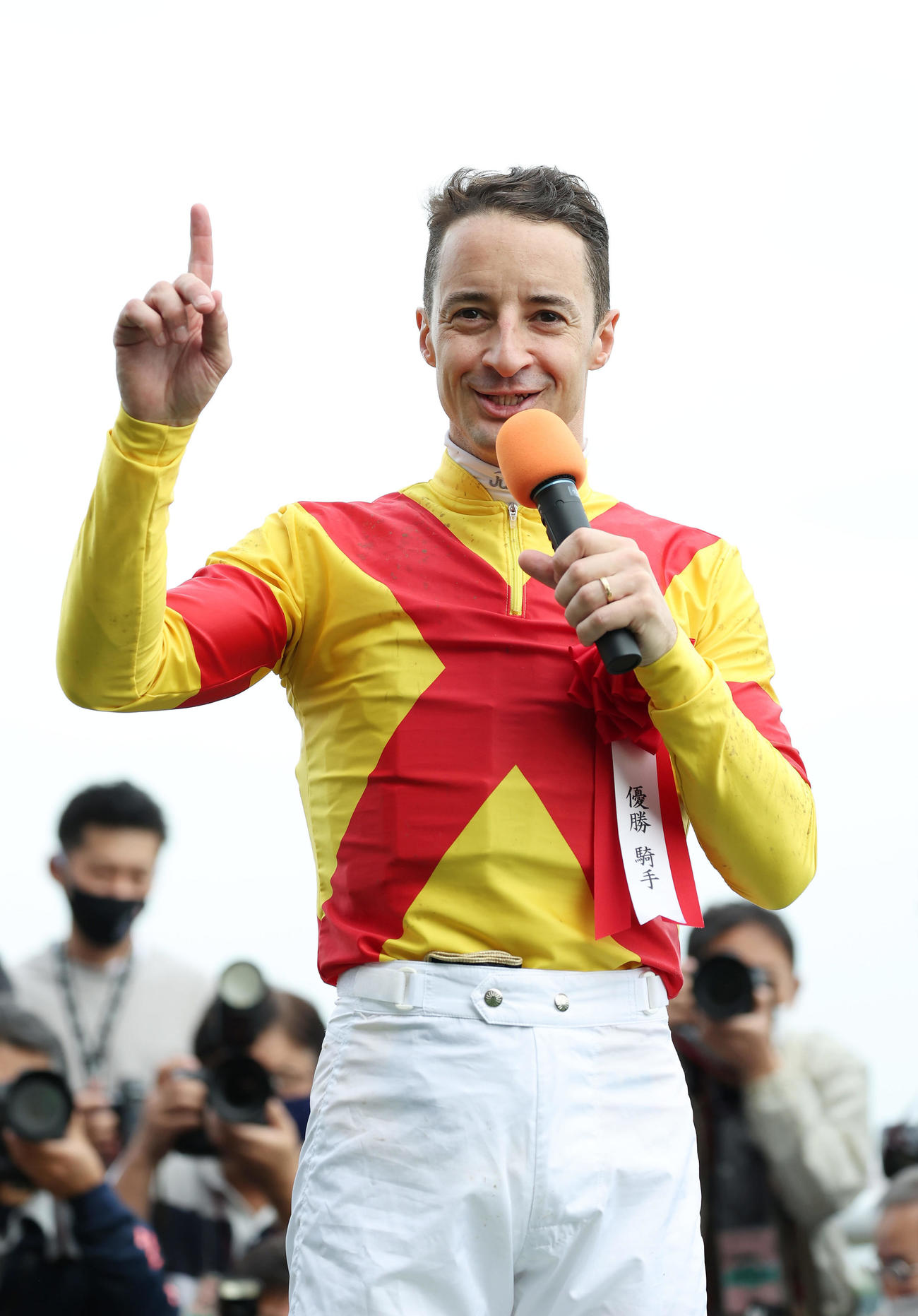 ジャスティンパレスで天皇賞・春を制し、笑顔でインタビューに答えるルメール騎手（撮影・前田充）
