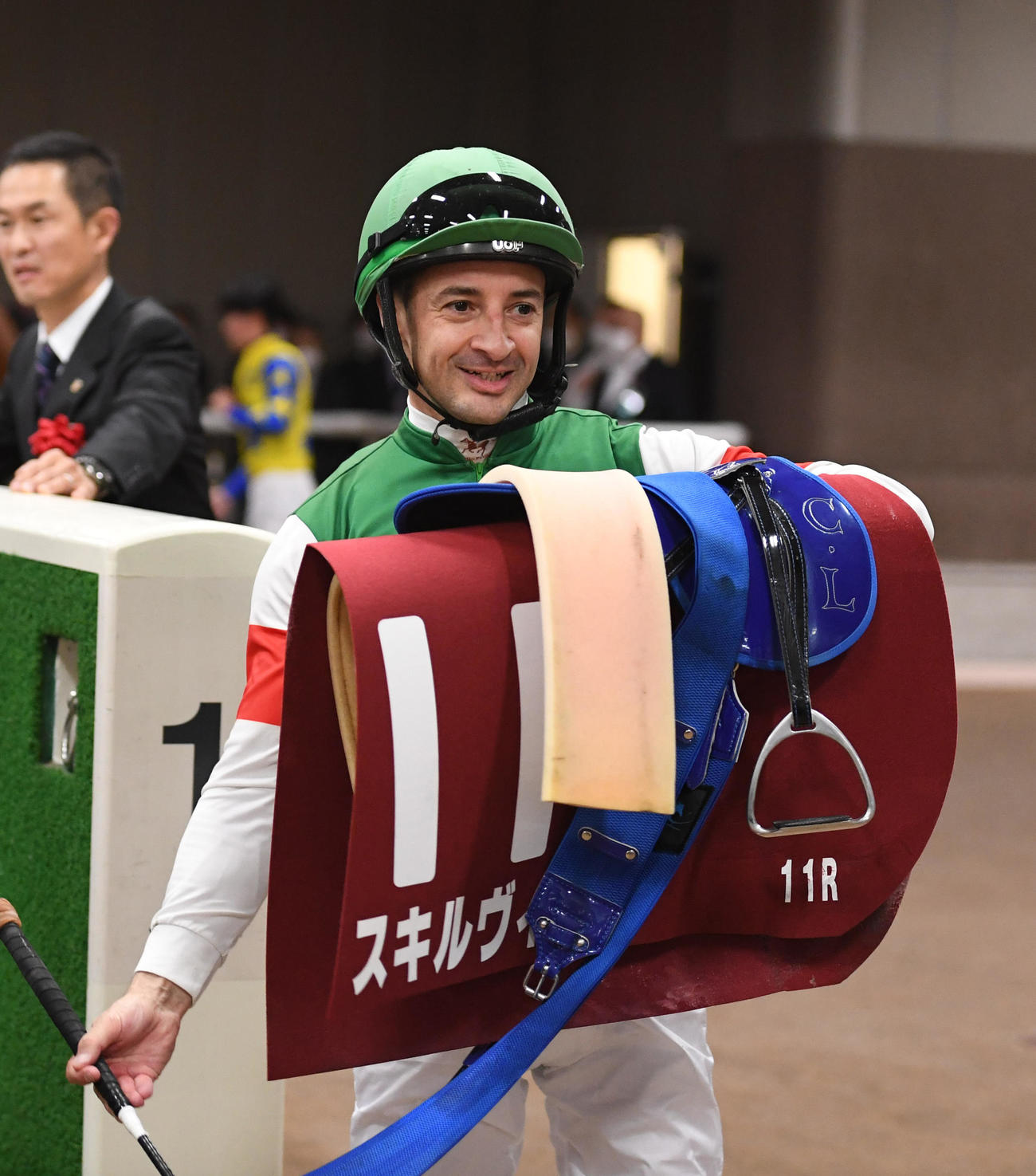 東京11R、青葉賞を制したスキルヴィングのルメール騎手は笑顔を見せる（撮影・柴田隆二）