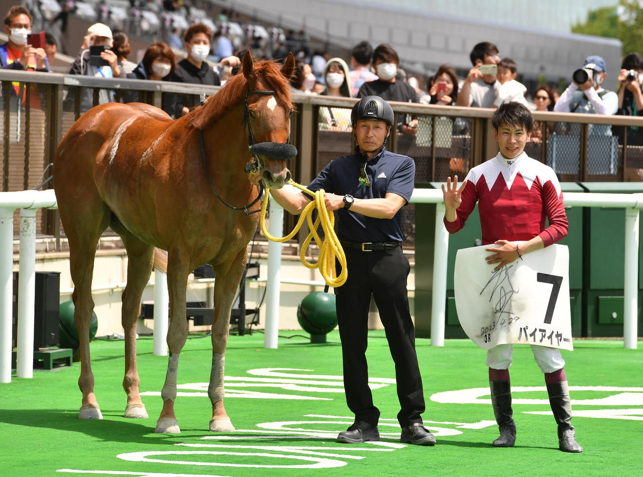 東京3Rを勝ったパイアイヤーと横山武史騎手（右）（撮影・柴田隆二）