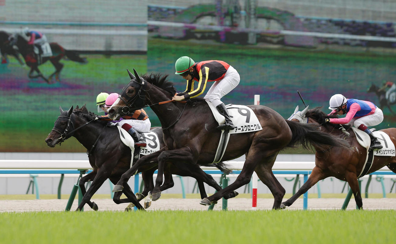 京都5R、初出走初勝利を挙げたアースクロニクル（中央）（撮影・前田充）