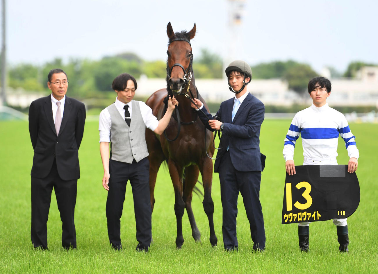 スイートピーSを制したウヴァロヴァイトと菅原明騎手（右端）、萩原調教師（左端）（撮影・柴田隆二）