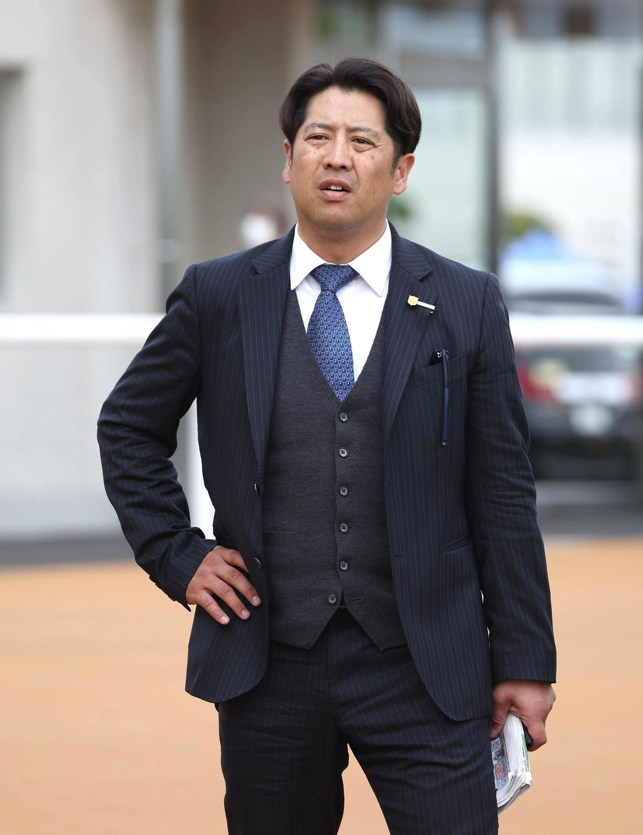 競走中止したタイトルホルダーを心配する栗田師（撮影・白石智彦）