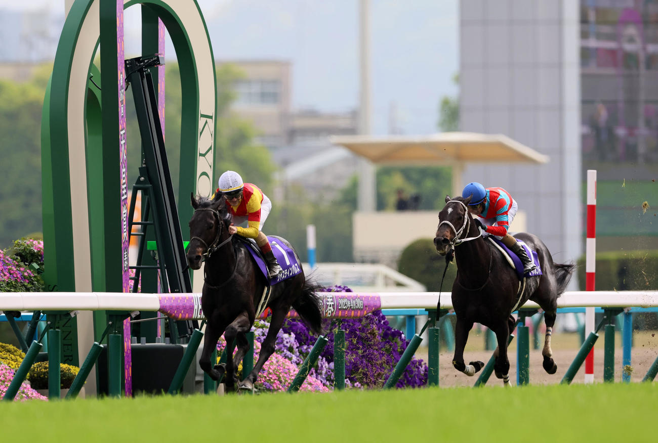 天皇賞・春　1着でゴールするジャスティンパレスとC・ルメール騎手（左）。右は2着のディープボンド（撮影・加藤哉）