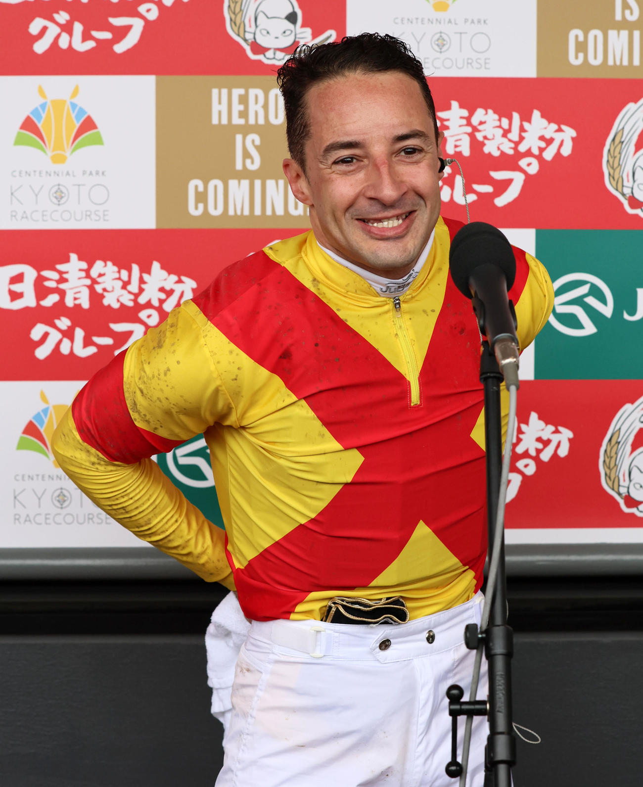 天皇賞・春　1着でゴールし笑顔でインタビューを受けるC・ルメール騎手（撮影・加藤哉）