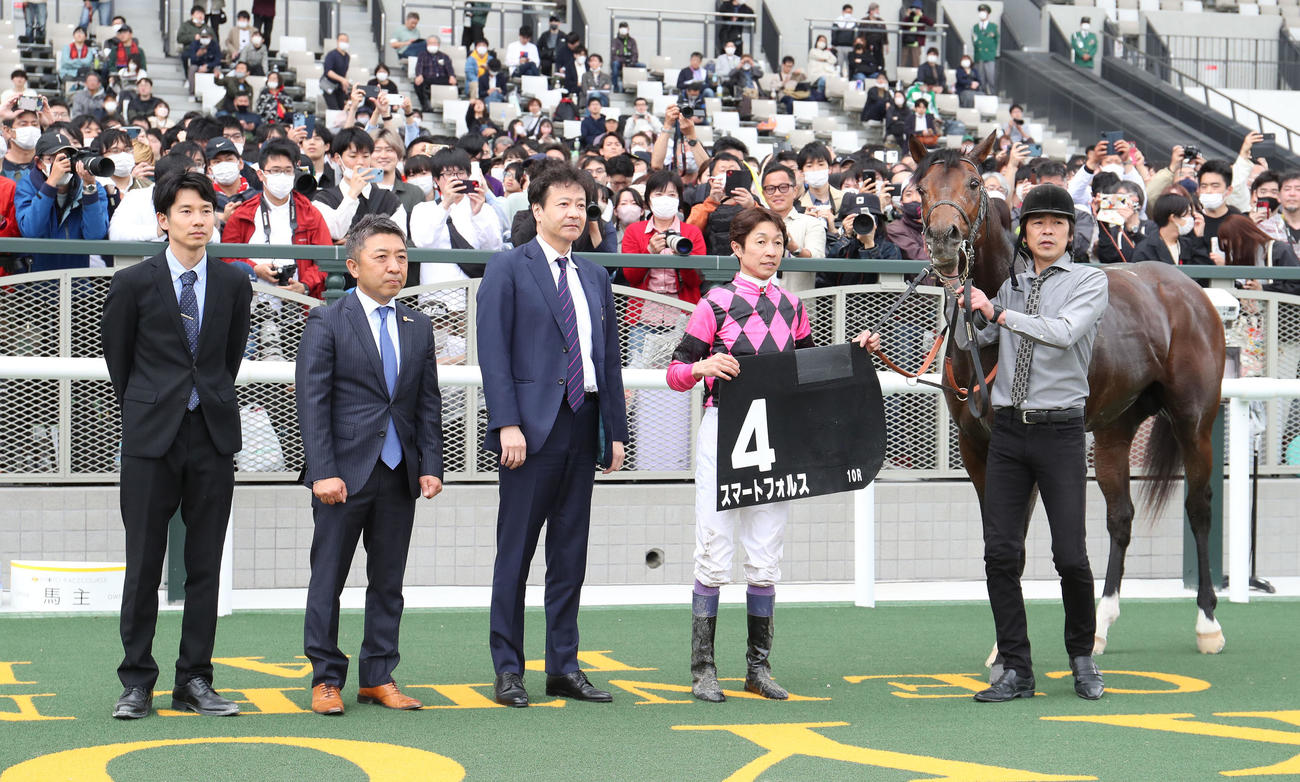 京都10R、端午Sを制したスマートフォルスと口取りに並ぶ武豊騎手（右から2人目）（撮影・白石智彦）