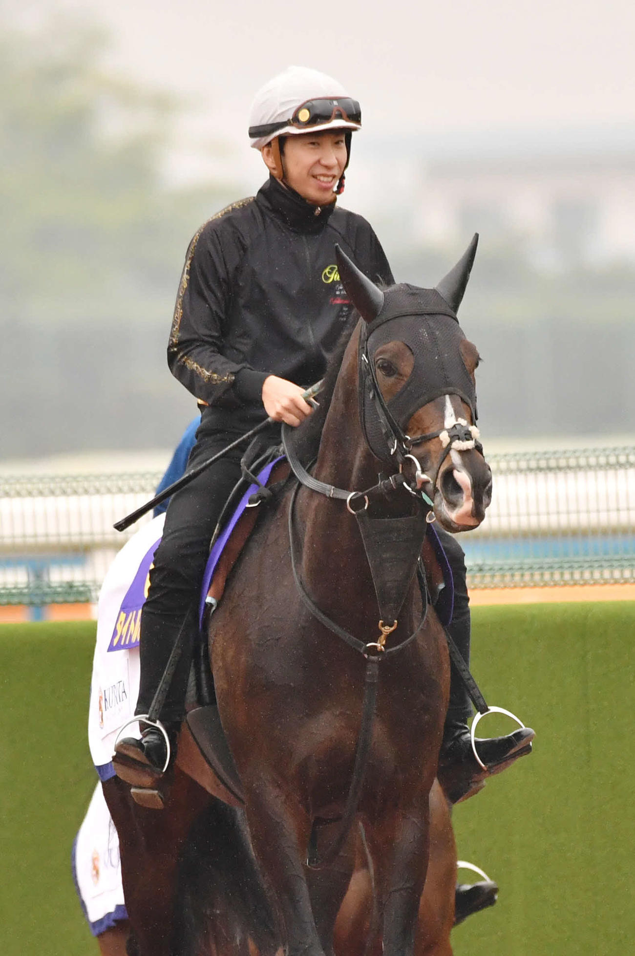 タイトルホルダーと横山和生騎手（23年4月26日撮影）