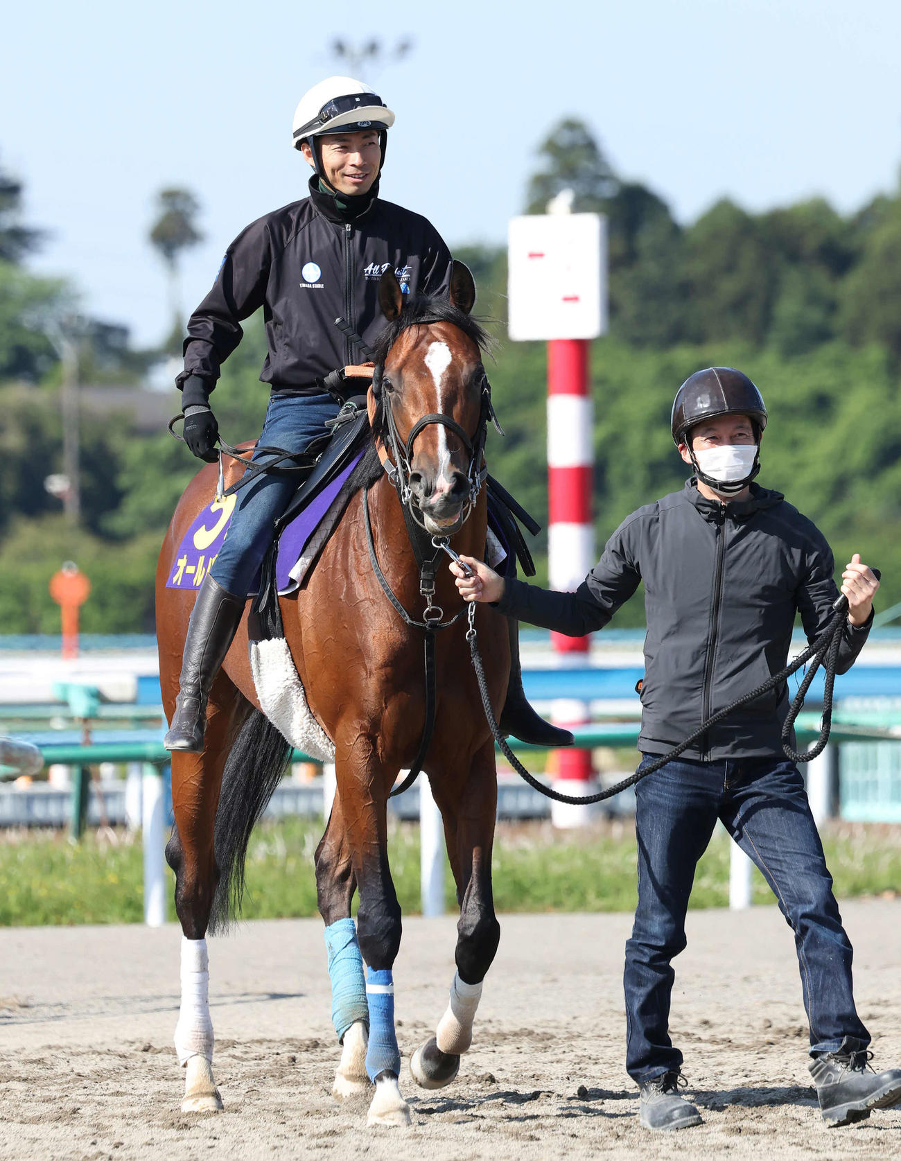 追い切りを終えて馬場を出るオールパルフェと大野騎手（撮影・丹羽敏通）
