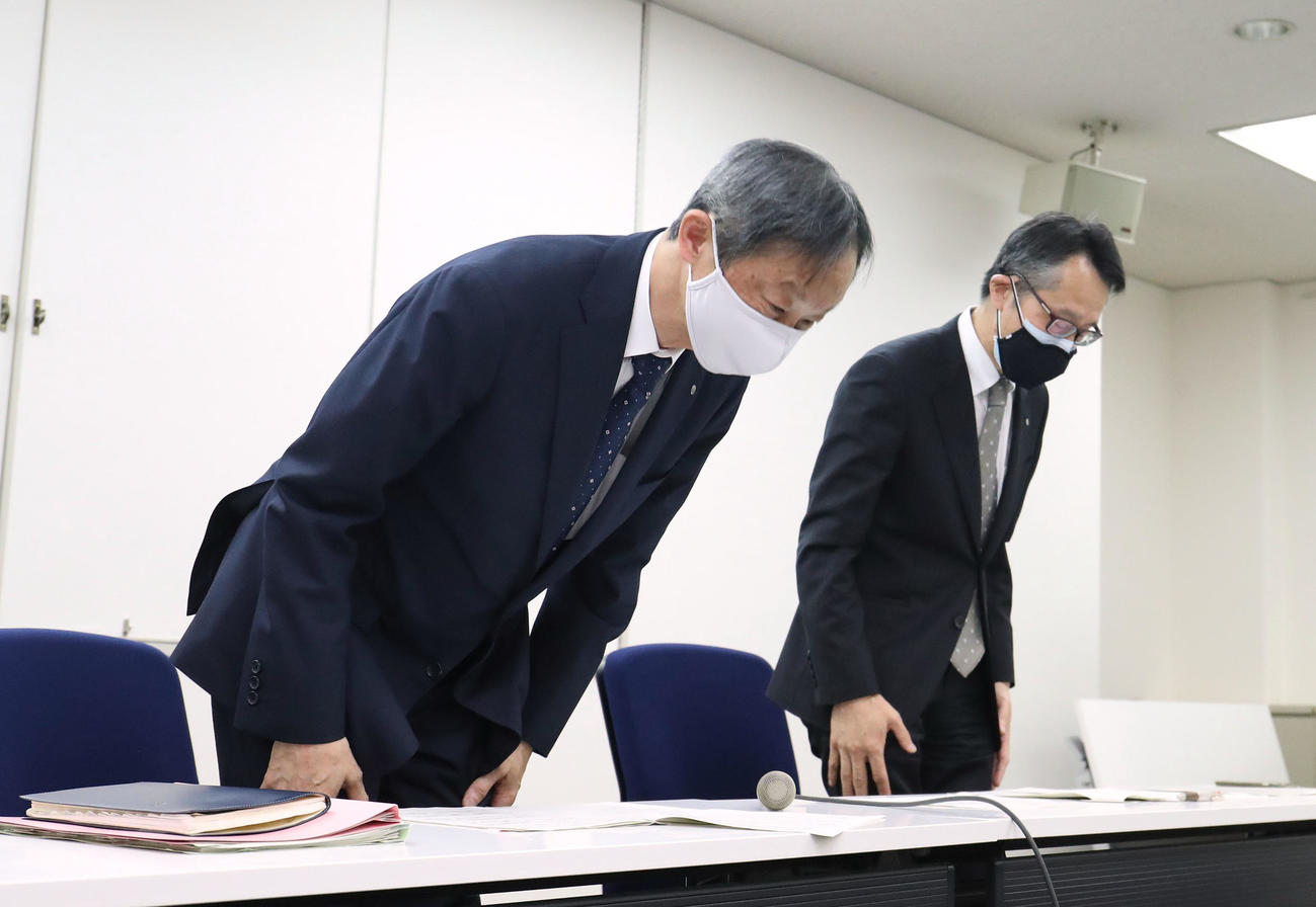 会見で頭を下げる久保厚JRA審判部長（左）と佐藤宏昭審判部公正課長（撮影・白石智彦）