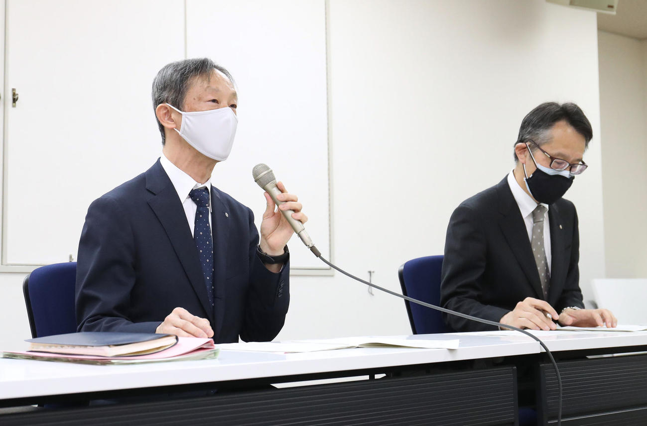 記者会見を開く久保厚JRA審判部長（左）と佐藤宏昭審判部公正課長（撮影・白石智彦）