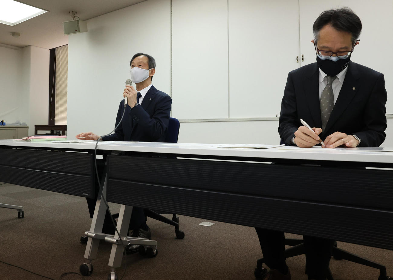 公正競馬に関するJRA説明会を行う久保厚審判部長（左）