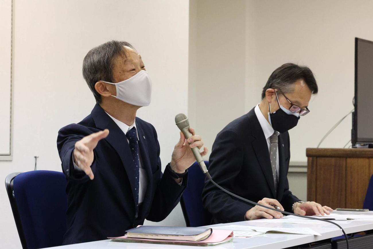 開催日における騎手の通信機器（スマートフォン）不適切使用説明会　経緯を説明する久保厚審判部長（左）