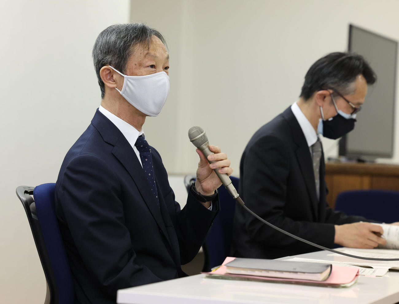 公正競馬に関するJRA説明会を行う久保厚審判部長（左）