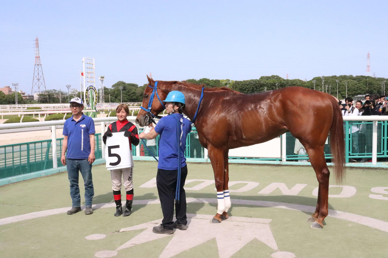 園田5Rで期間限定騎乗初勝利を挙げた浜尚美騎手（中央）