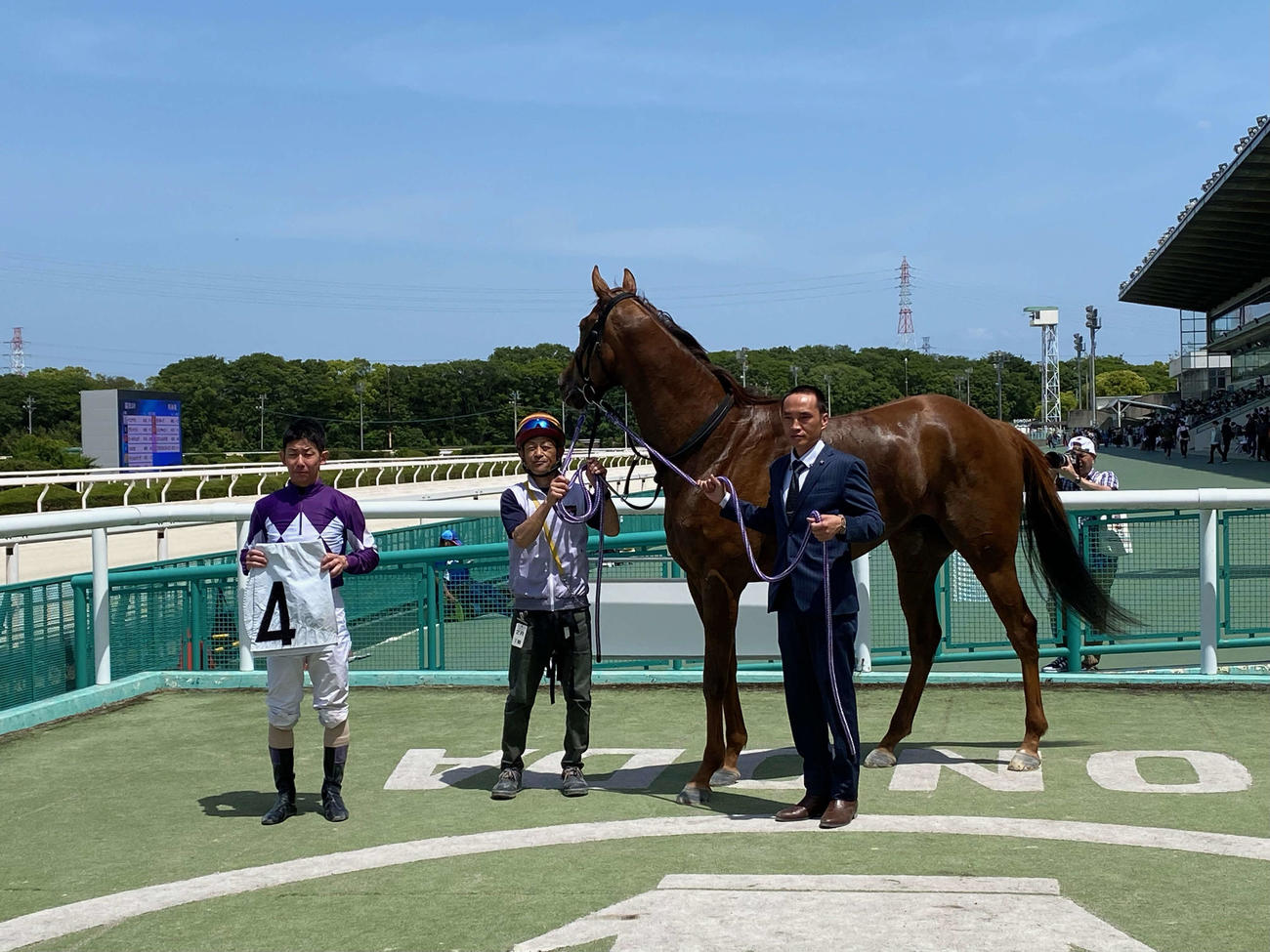 園田2Rを勝利して口取りに写る永島太郎調教師（右）