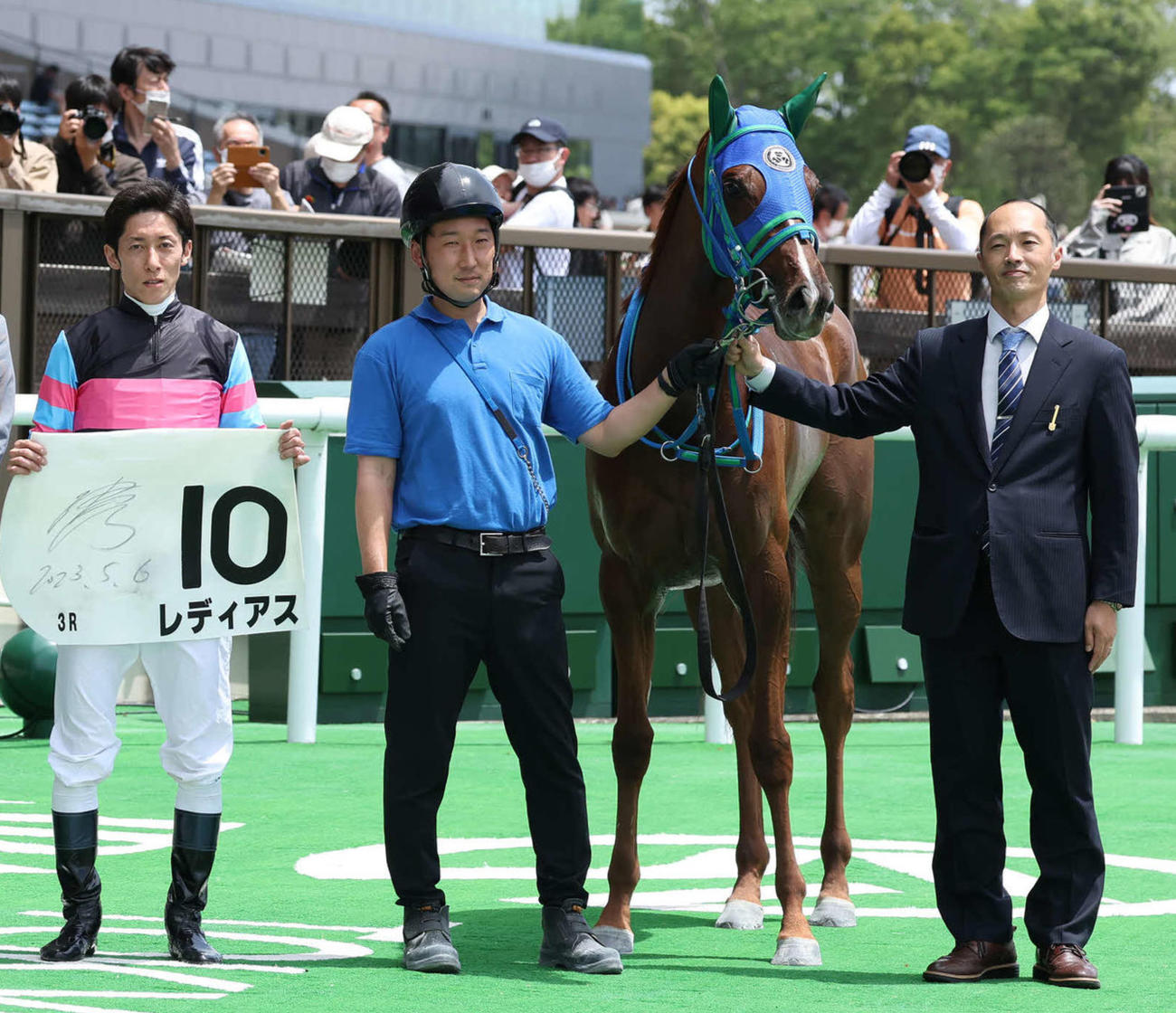 東京3R、3歳未勝利戦を制したレディアスの口取りをする津村騎手（左端）と鈴木慎師（右端）（撮影・丹羽敏通）