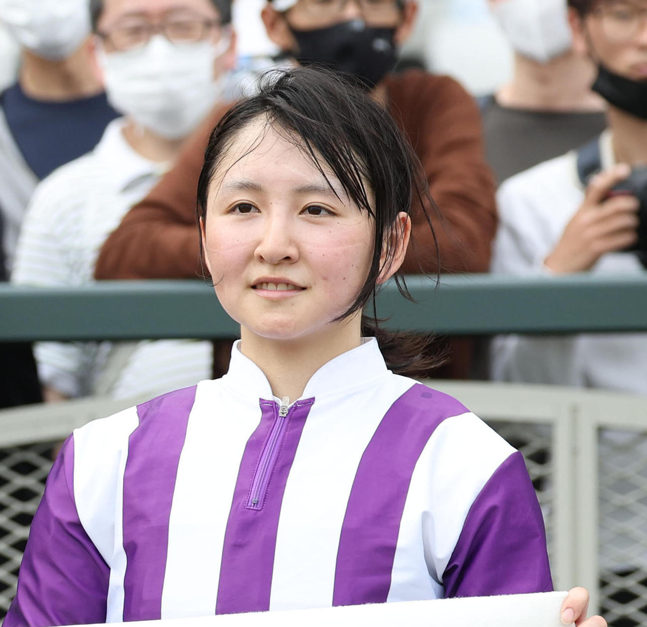 マナウスで京都8Rを勝利し、口取りに並ぶ古川奈騎手（撮影・白石智彦）