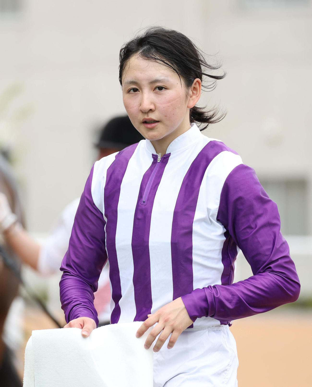 マナウスで京都8Rを勝利し、ウイナーズサークルへ向かう古川奈騎手（撮影・白石智彦）