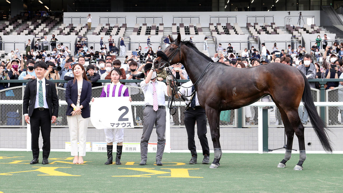 マナウスで京都8Rを勝利し、口取りに並ぶ古川奈騎手（右から2人目）（撮影・白石智彦）
