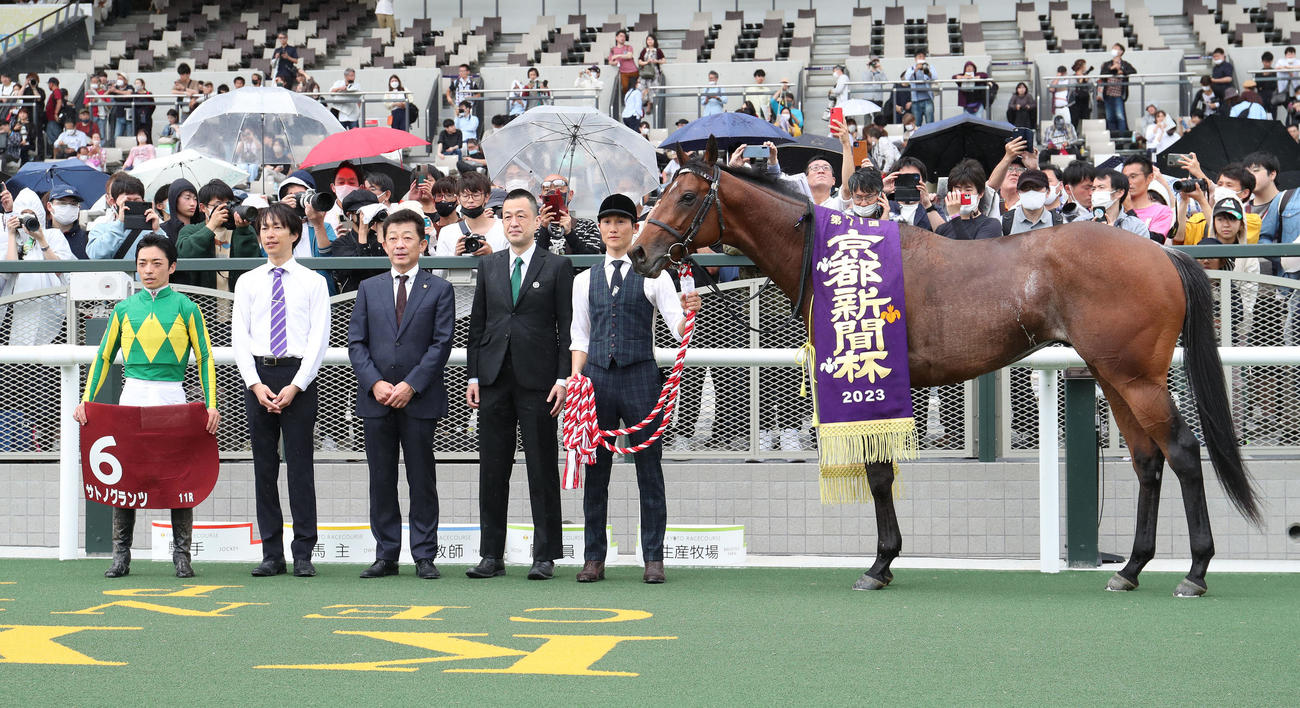 3連勝で京都新聞杯を勝利したサトノグランツと口取りに並ぶ川田騎手（左）（撮影・白石智彦）