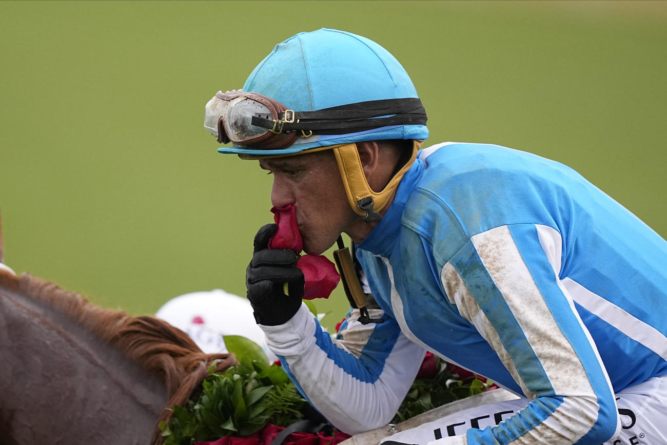 ケンタッキーダービーを制したカステリャーノ騎手は花にキスする（AP）