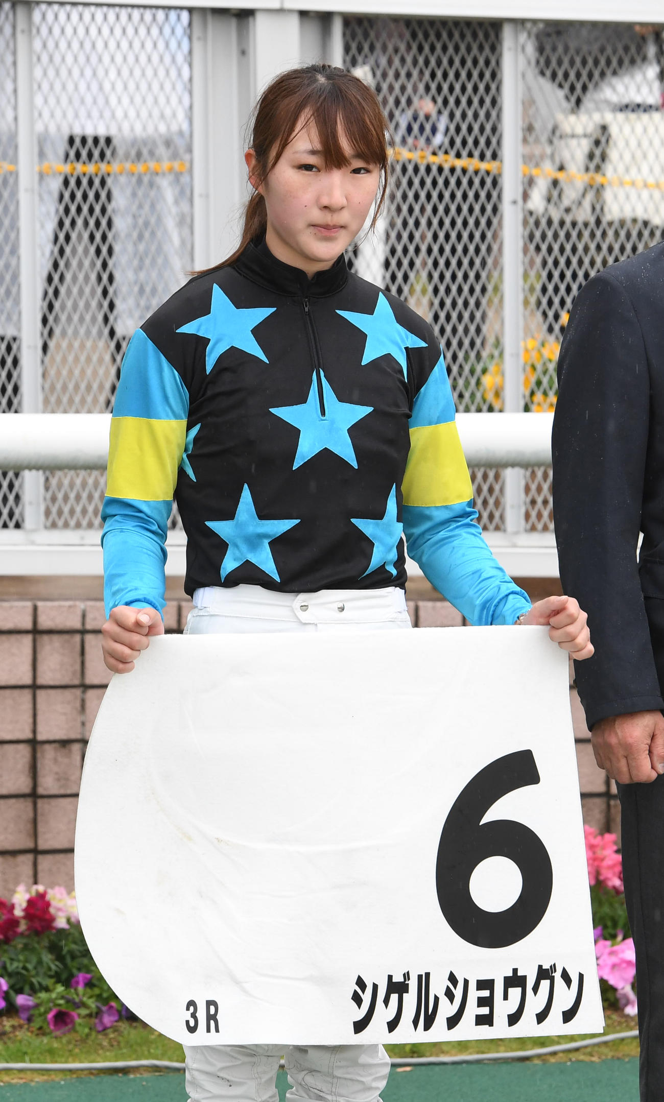 新潟3R　1着シゲルショウグンの永島まなみ騎手（撮影・柴田隆二）