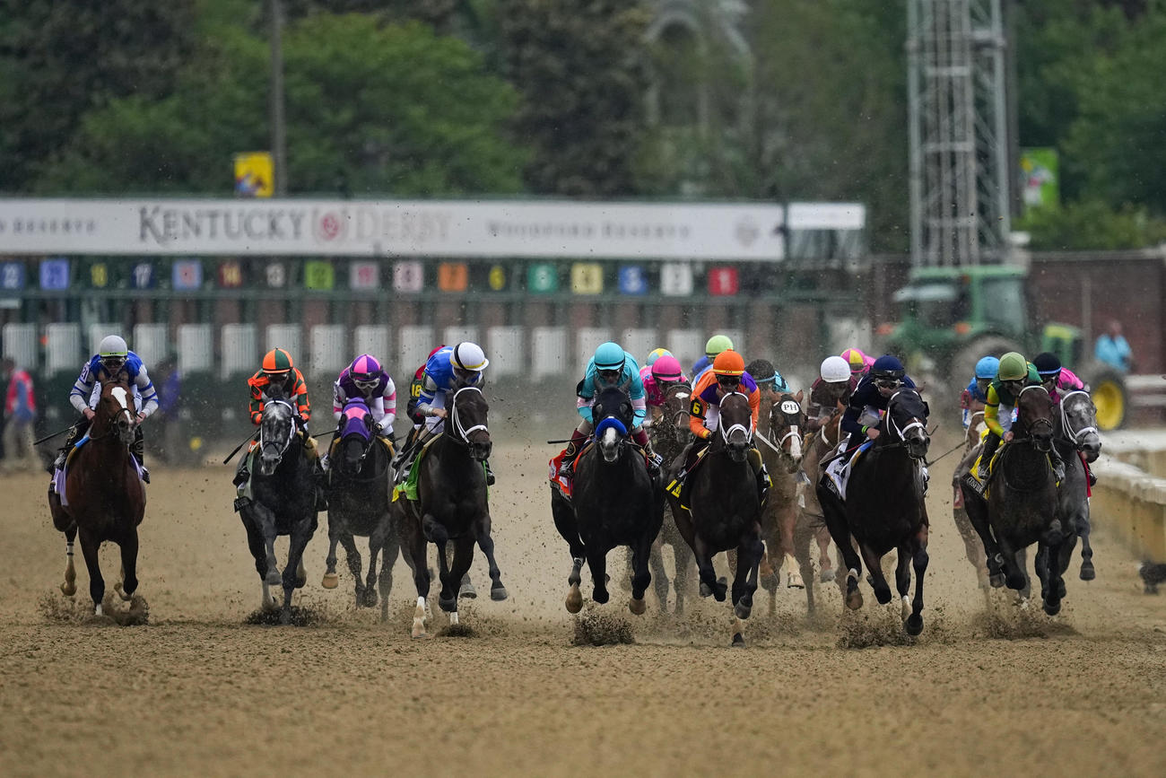 ケンタッキーダービー、最初の直線を走る各馬。左から3頭目はマンダリンヒーロー（AP）