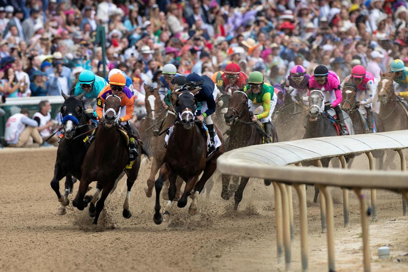 ケンタッキーダービー、1角を回る各馬。右端はデルマソトガケ、右から4頭目はマンダリンヒーロー（AP）