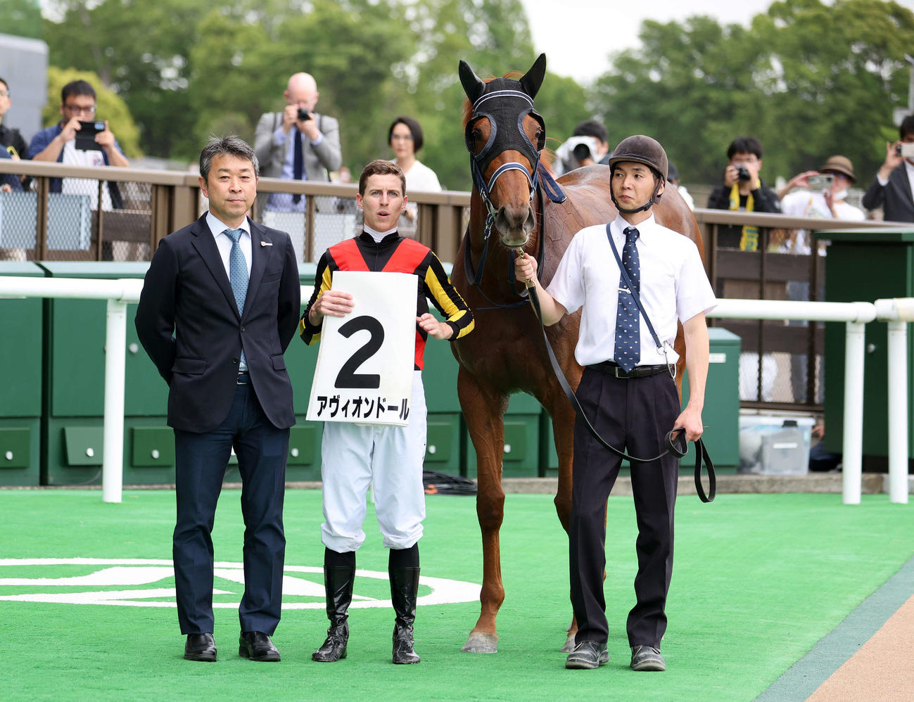 3歳未勝利を制したアヴィオンドールとD・レーン騎手（撮影・鈴木正人）