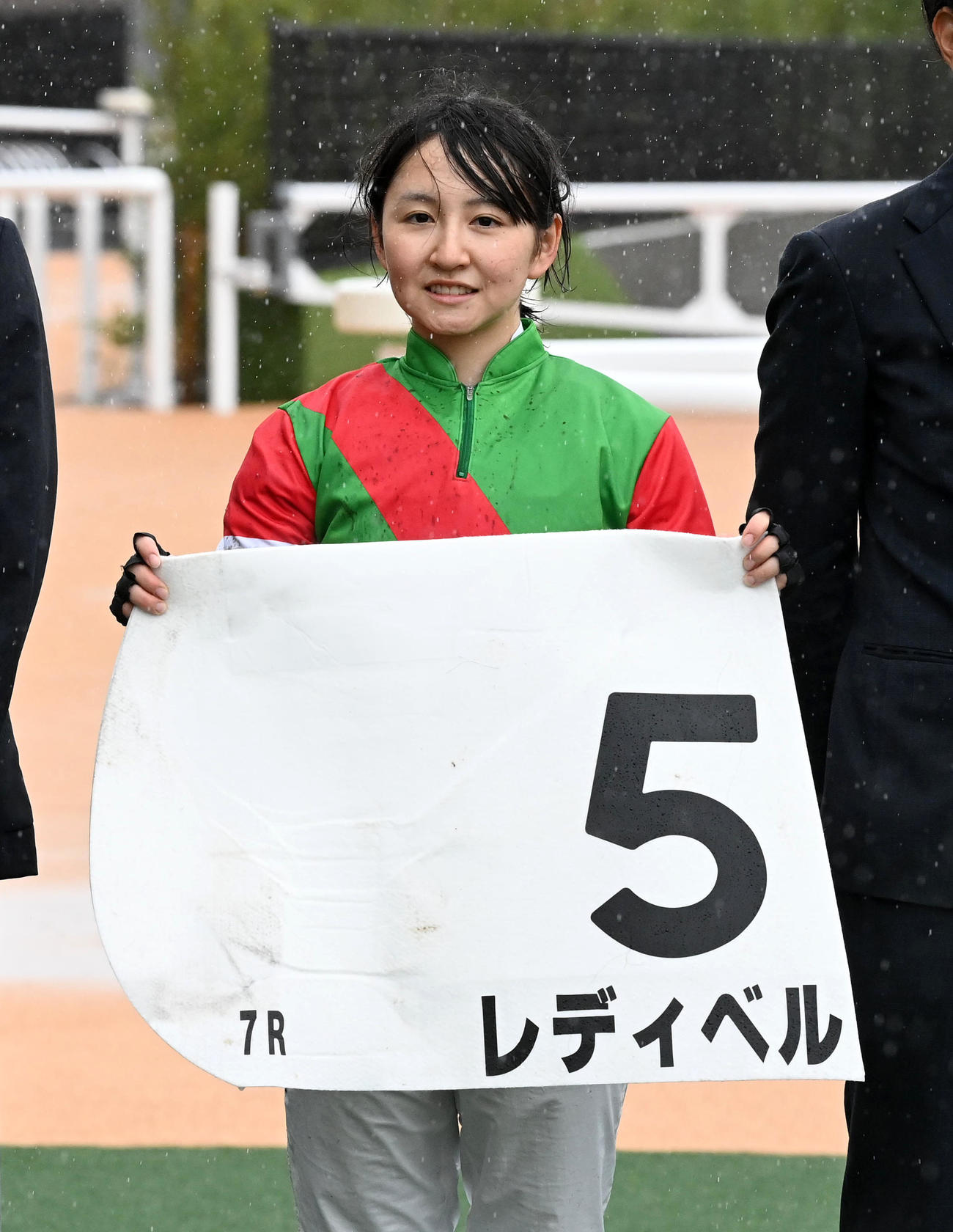 京都7R、4歳以上1勝クラスをレディベルで制した古川奈騎手（撮影・前岡正明）