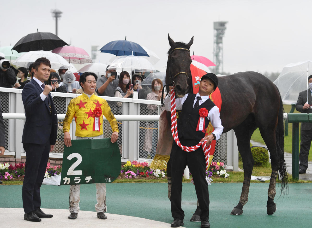 新潟大賞典を制したカラテと菅原明騎手（中央）（撮影・柴田隆二）