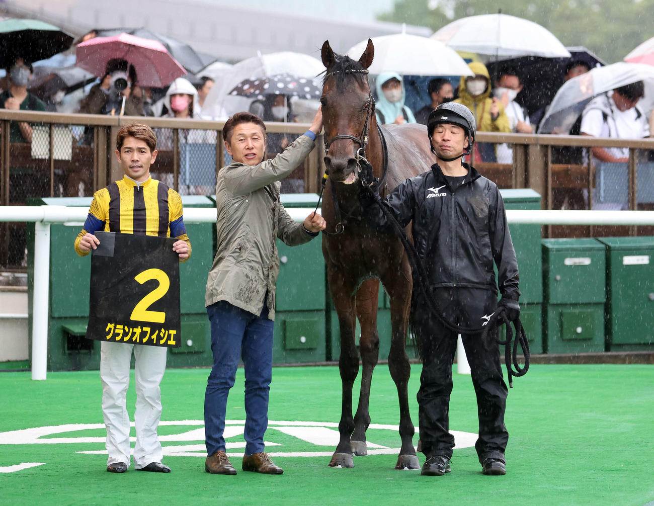 メトロポリタンSを制したグランオフィシエと戸崎圭太騎手（撮影・鈴木正人）