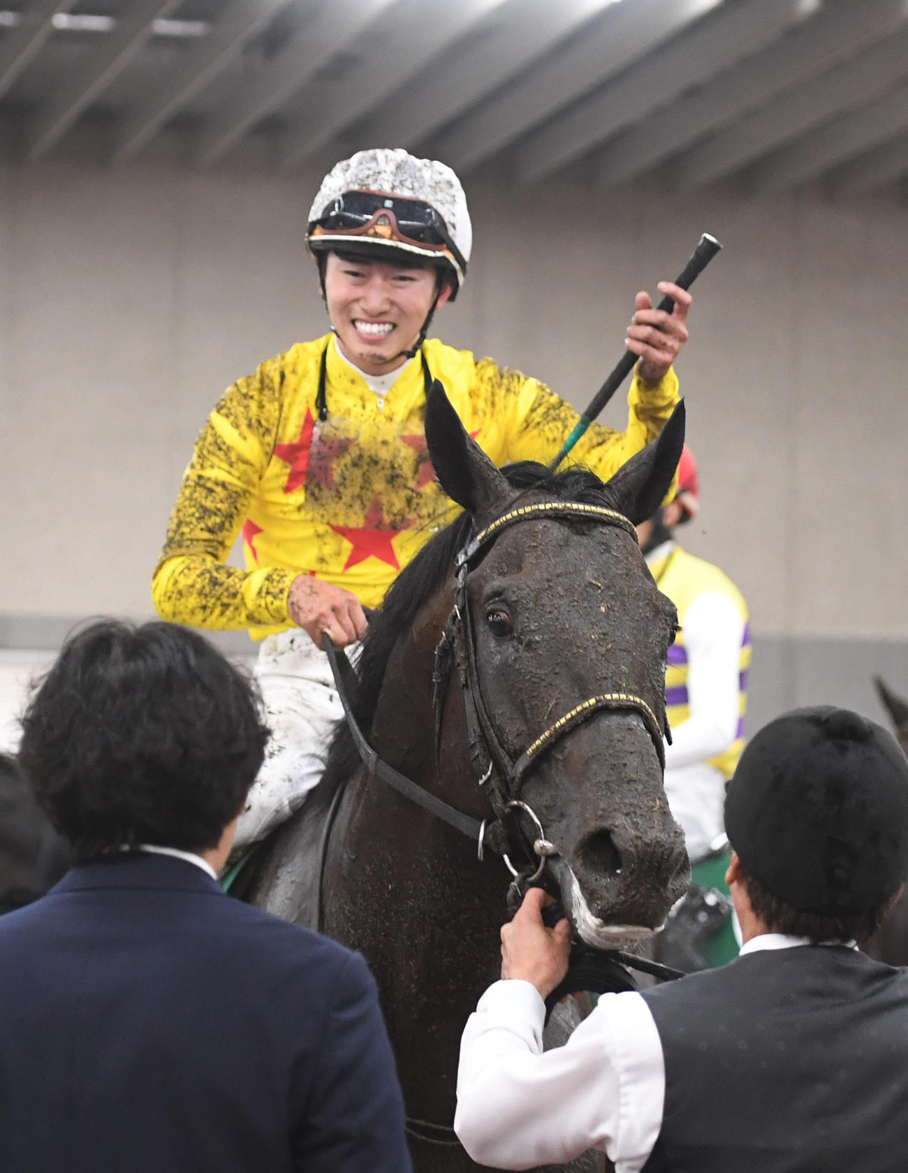 新潟大賞典を制し引き揚げてきたカラテの菅原明騎手は満面の笑顔（撮影・柴田隆二）