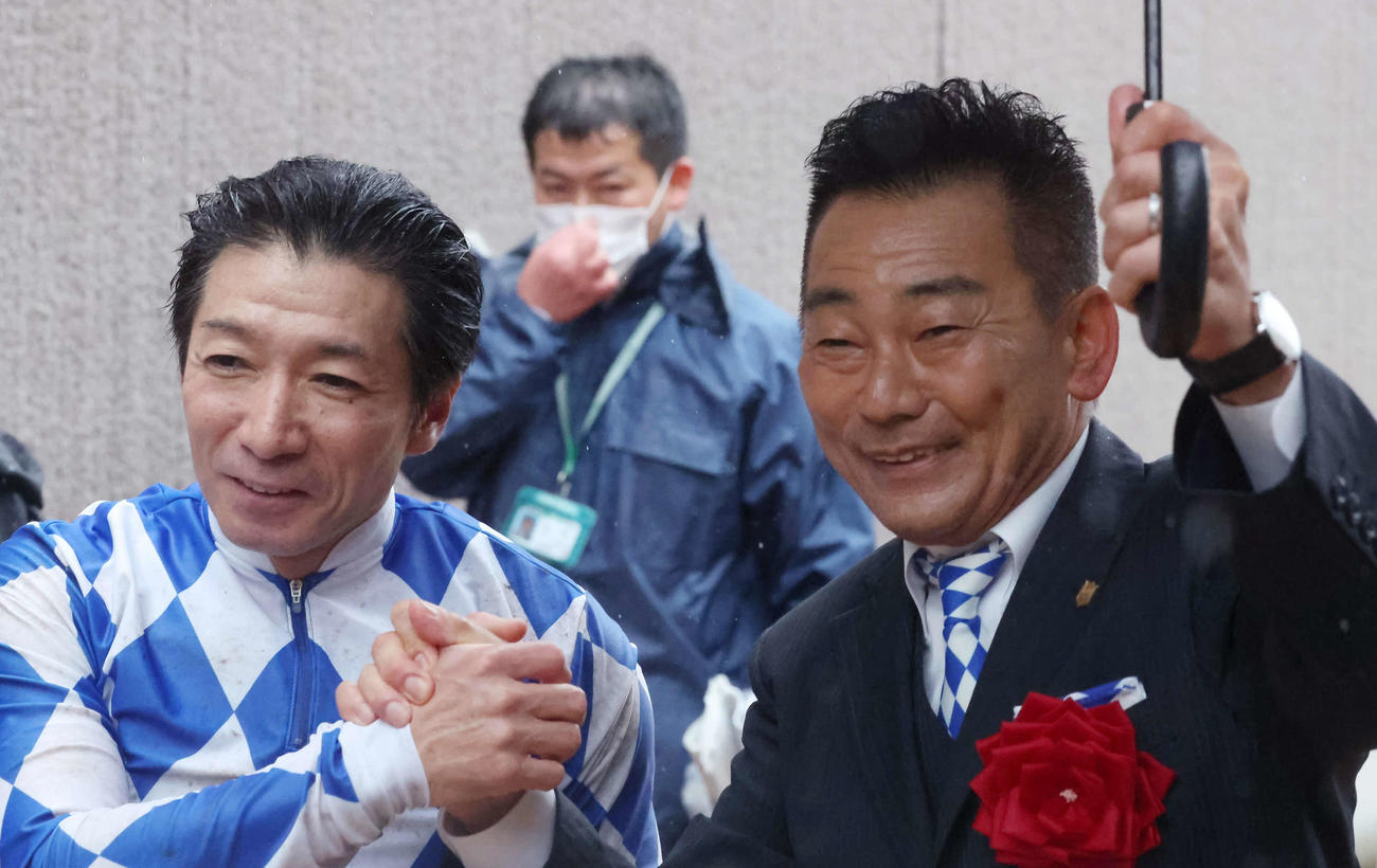 シャンパンカラーでNHKマイルCを制してがっちりと握手する内田騎手と田中剛師（撮影・丹羽敏通）