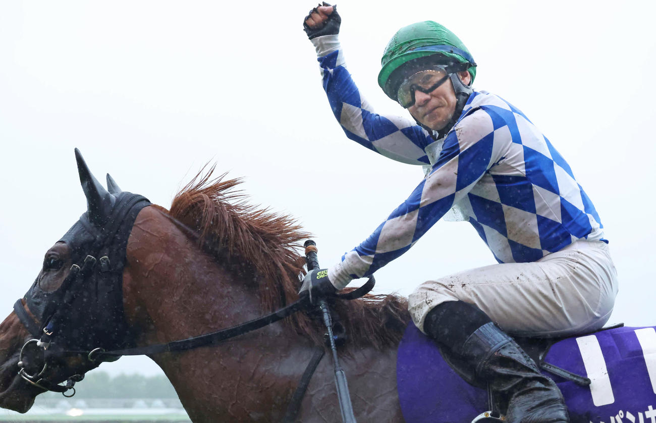 シャンパンカラーで5年ぶりのG1制覇を果たして喜ぶ内田騎手（撮影・丹羽敏通）