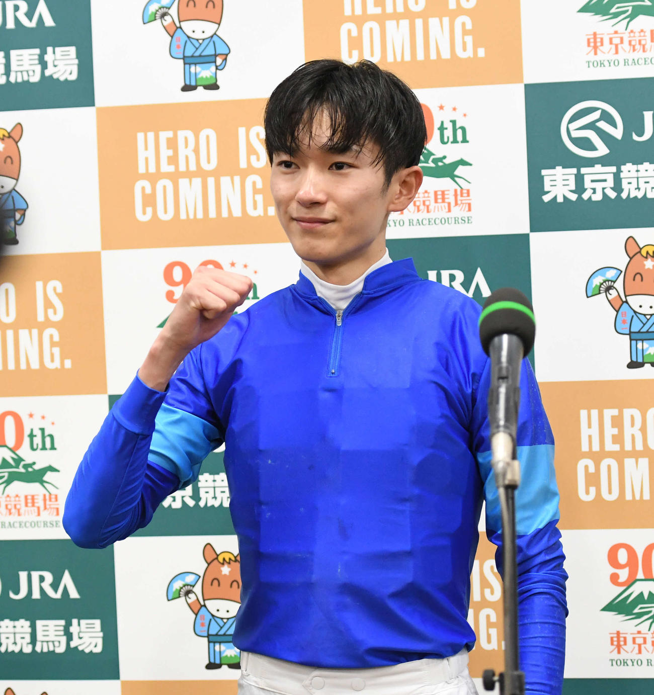 レモンポップでフェブラリーSを制しガッツポーズの坂井騎手