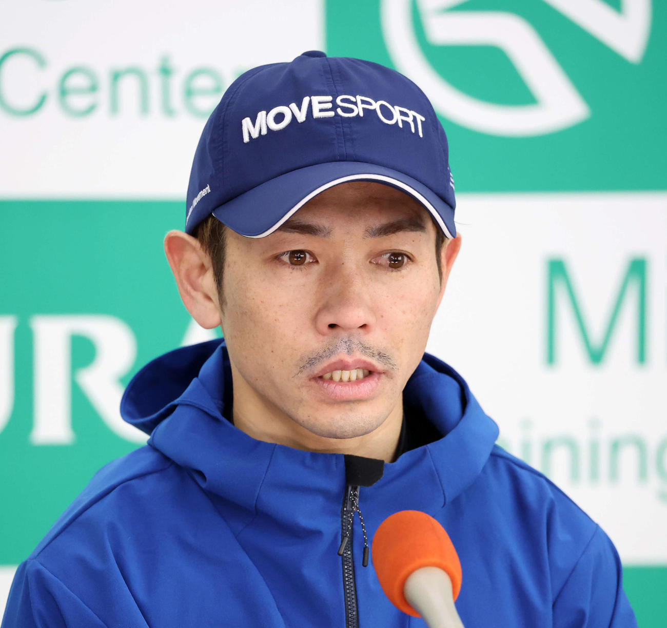報道陣の質問に答える戸崎圭太騎手（撮影・鈴木正人）