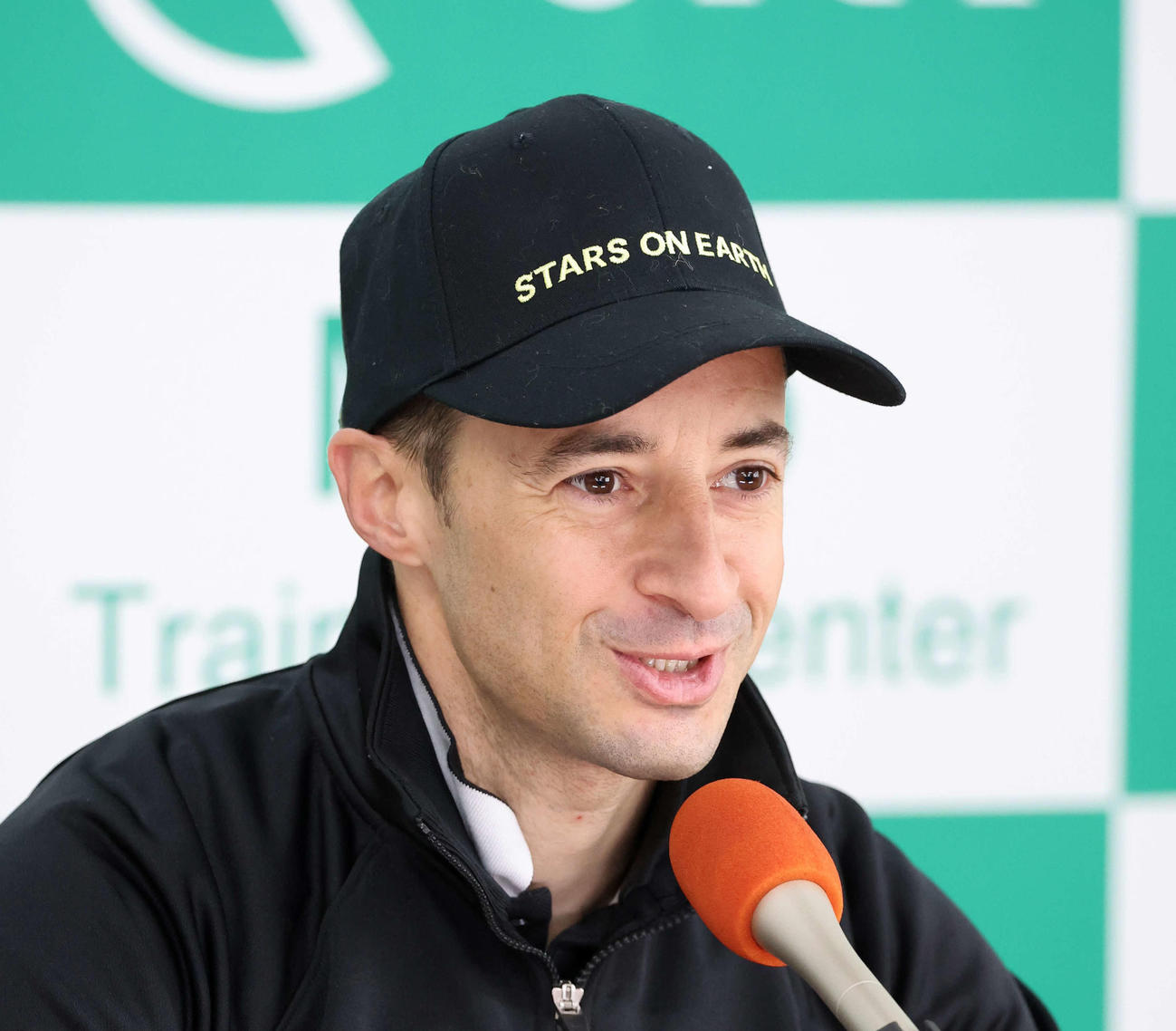報道陣の質問に答えるC・ルメール騎手（撮影・鈴木正人）