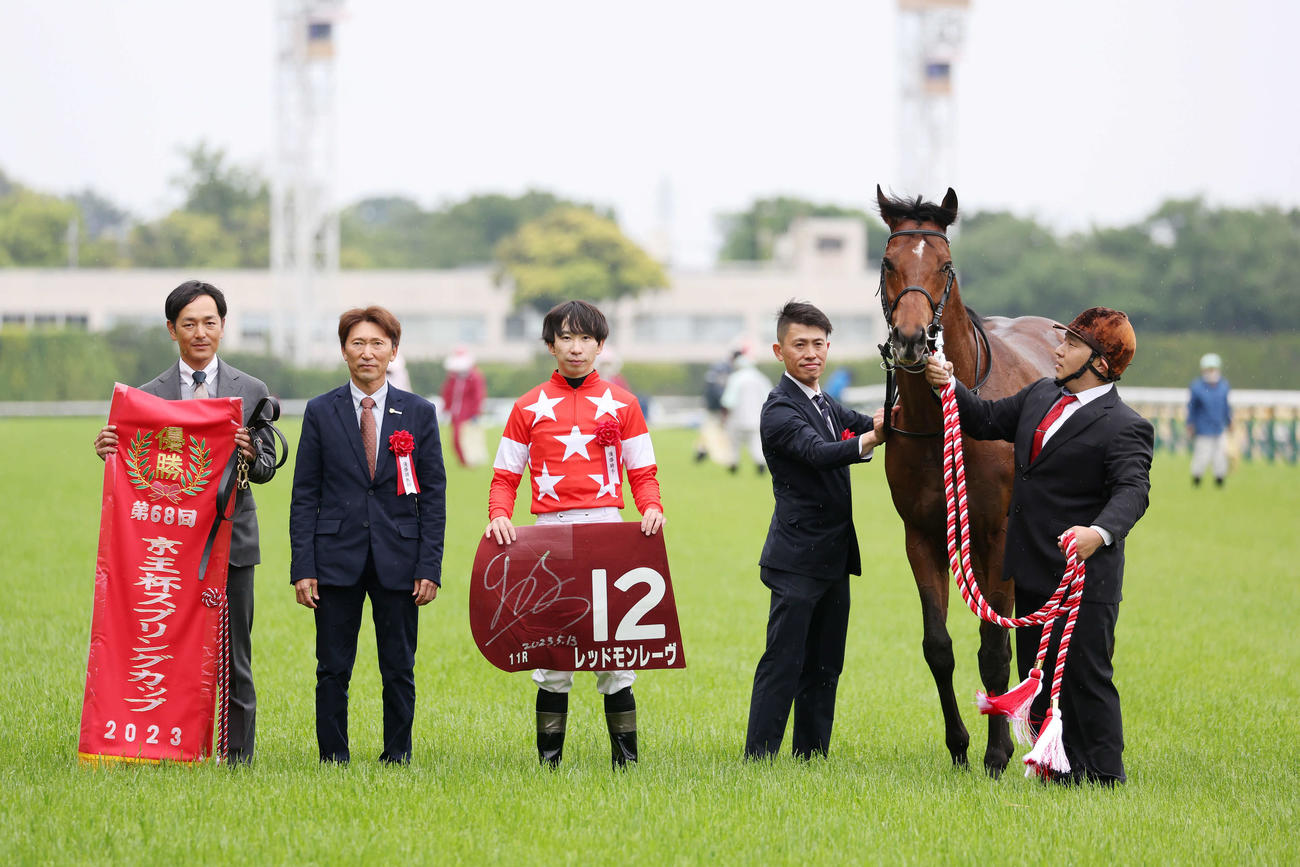 京王杯SCを制したレッドモンレーヴと横山和生騎手、左から2人目は蛯名正師（撮影・鈴木正人）