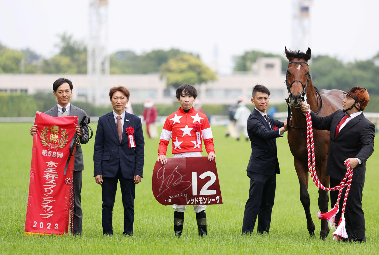 京王杯SCを制したレッドモンレーヴと横山和生騎手、左から2人目は蛯名正師（撮影・鈴木正人）