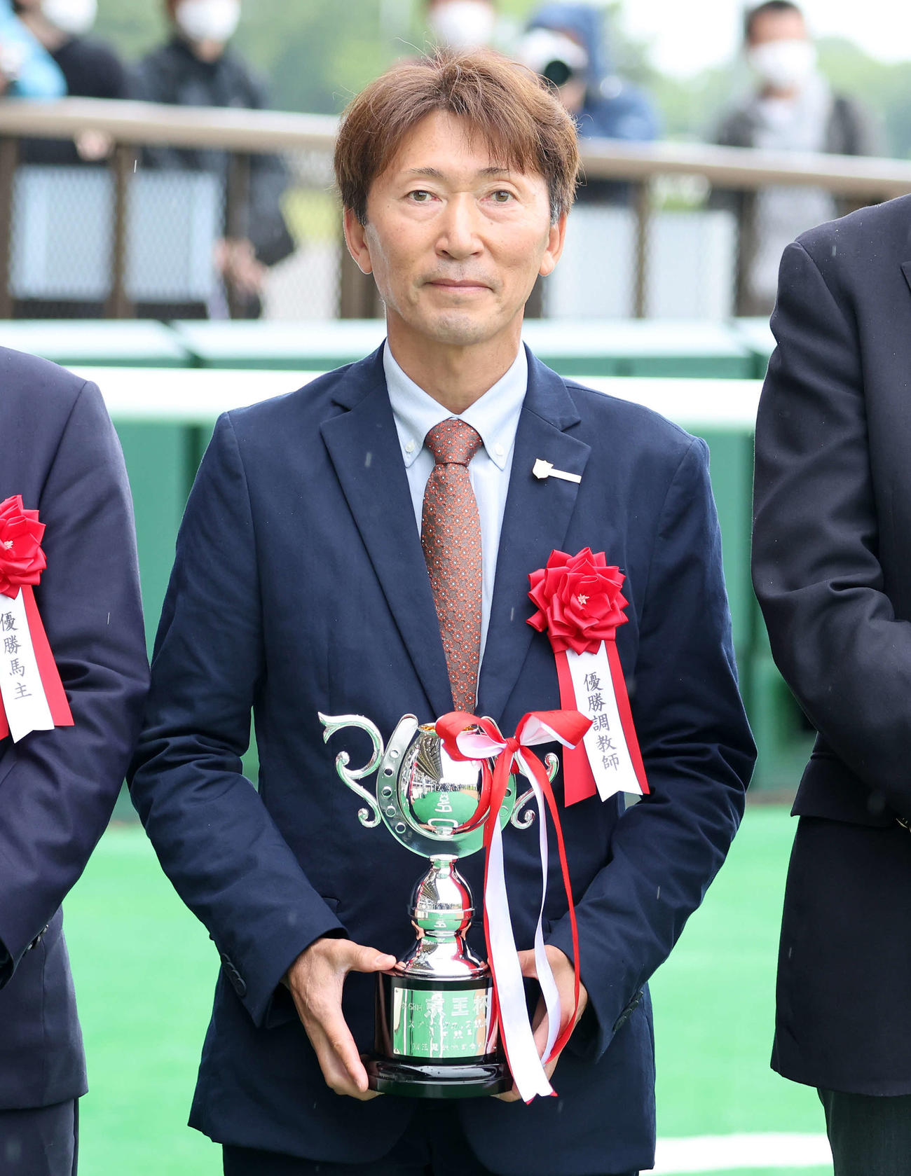 京王杯スプリングCを制し表彰される蛯名正義調教師（撮影・鈴木正人）