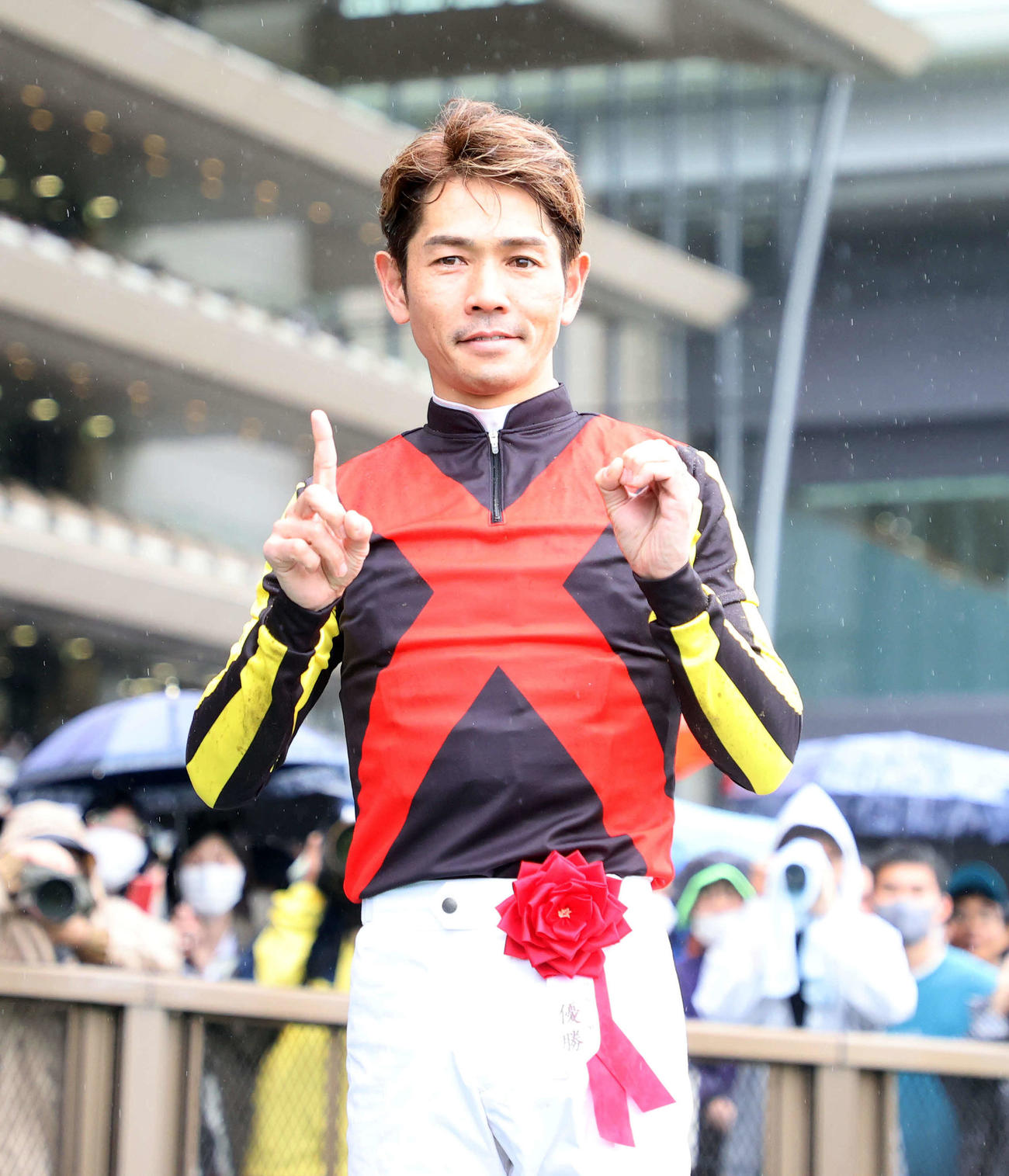 ヴィクトリアマイルを制しG1通算10勝目の戸崎圭太騎手（撮影・鈴木正人）